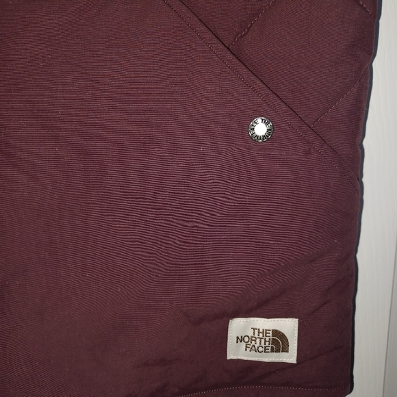 Women's The North Face Cuchillo Fully Reversible Vest - Picture 4 of 5